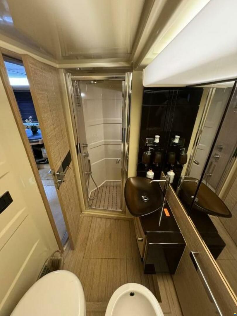 Azimut Flybridge 64