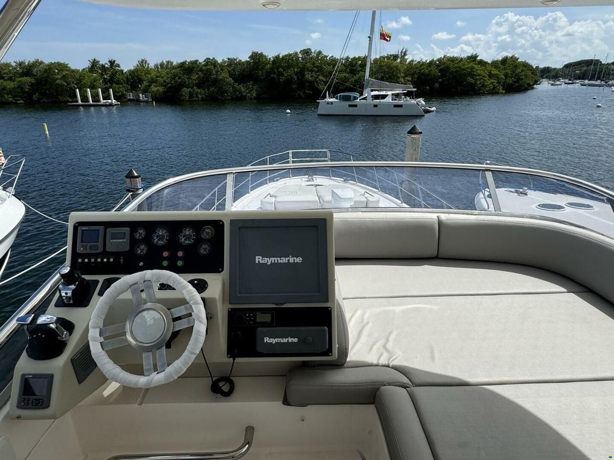 Azimut Flybridge 64
