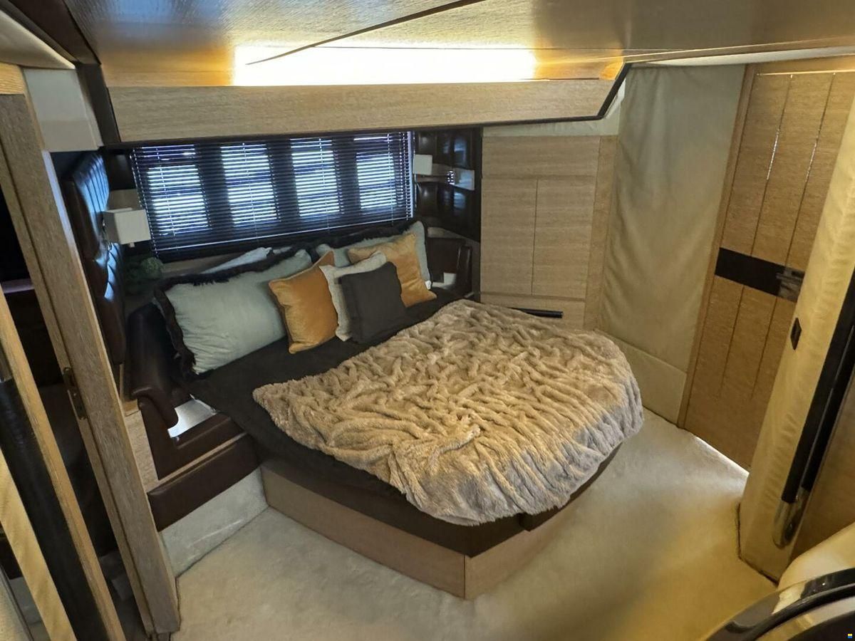 Azimut Flybridge 64