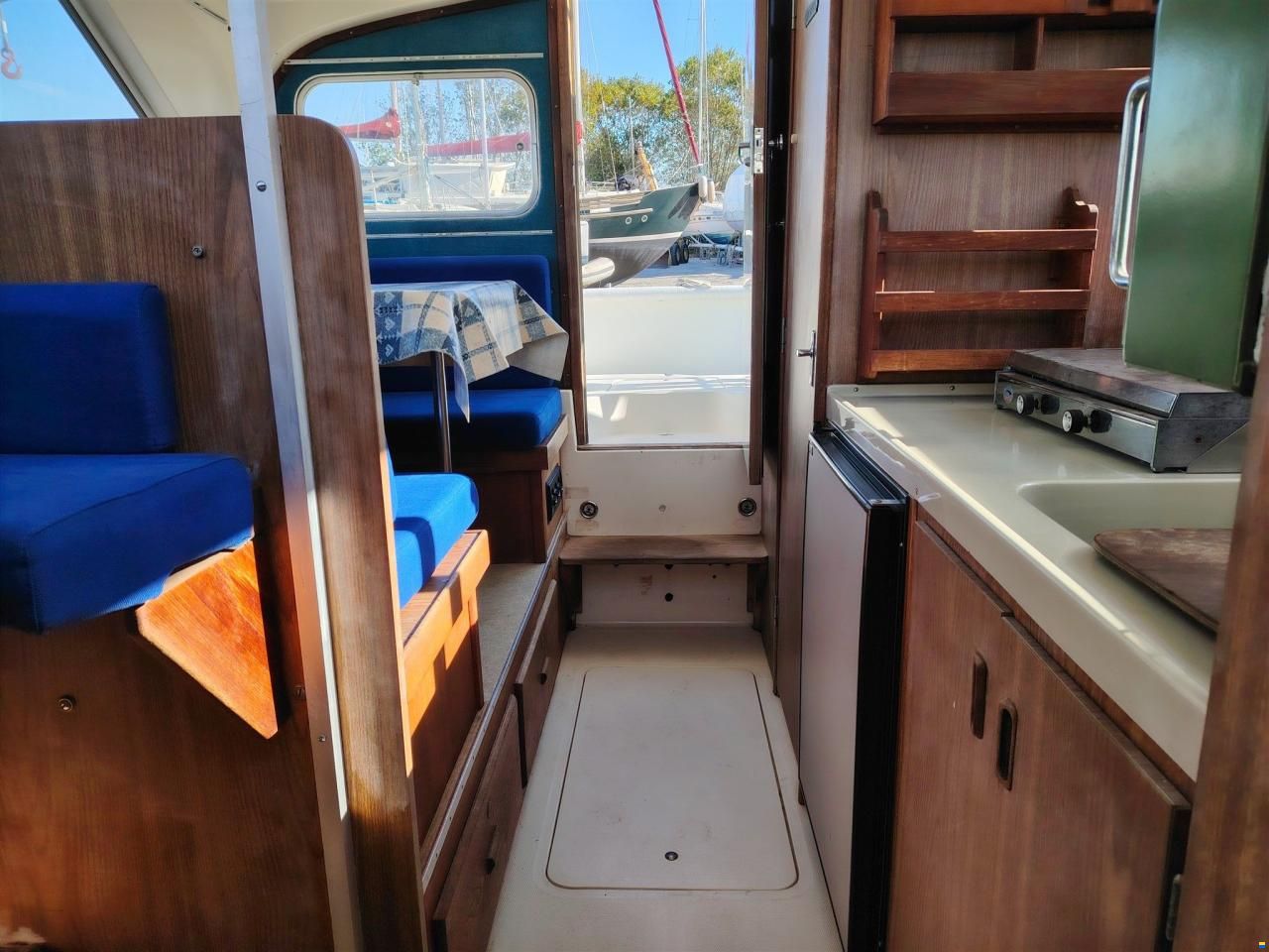Bertram Yacht 28' Fbc