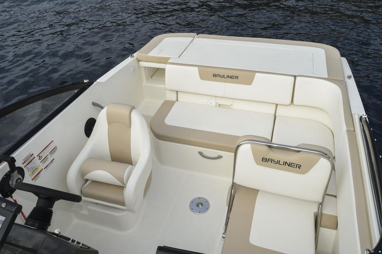 Bayliner VR5 Cuddy