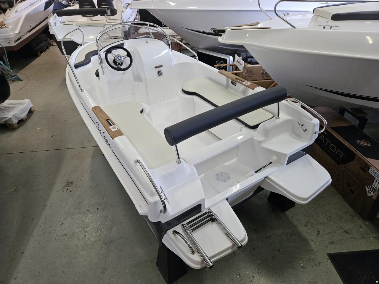 B2 Marine Cap Ferret 472 Open