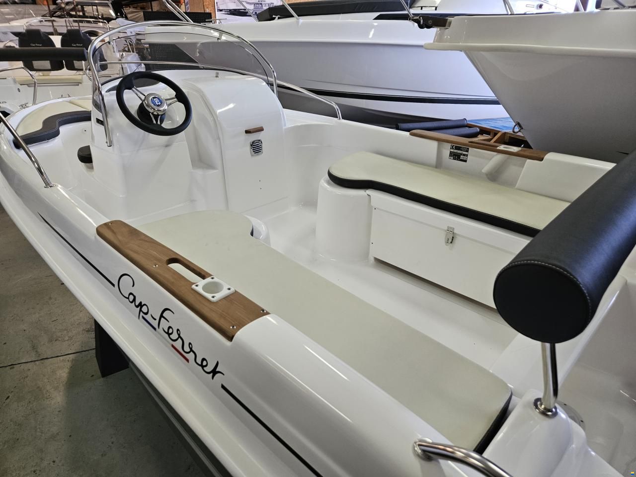 B2 Marine Cap Ferret 472 Open