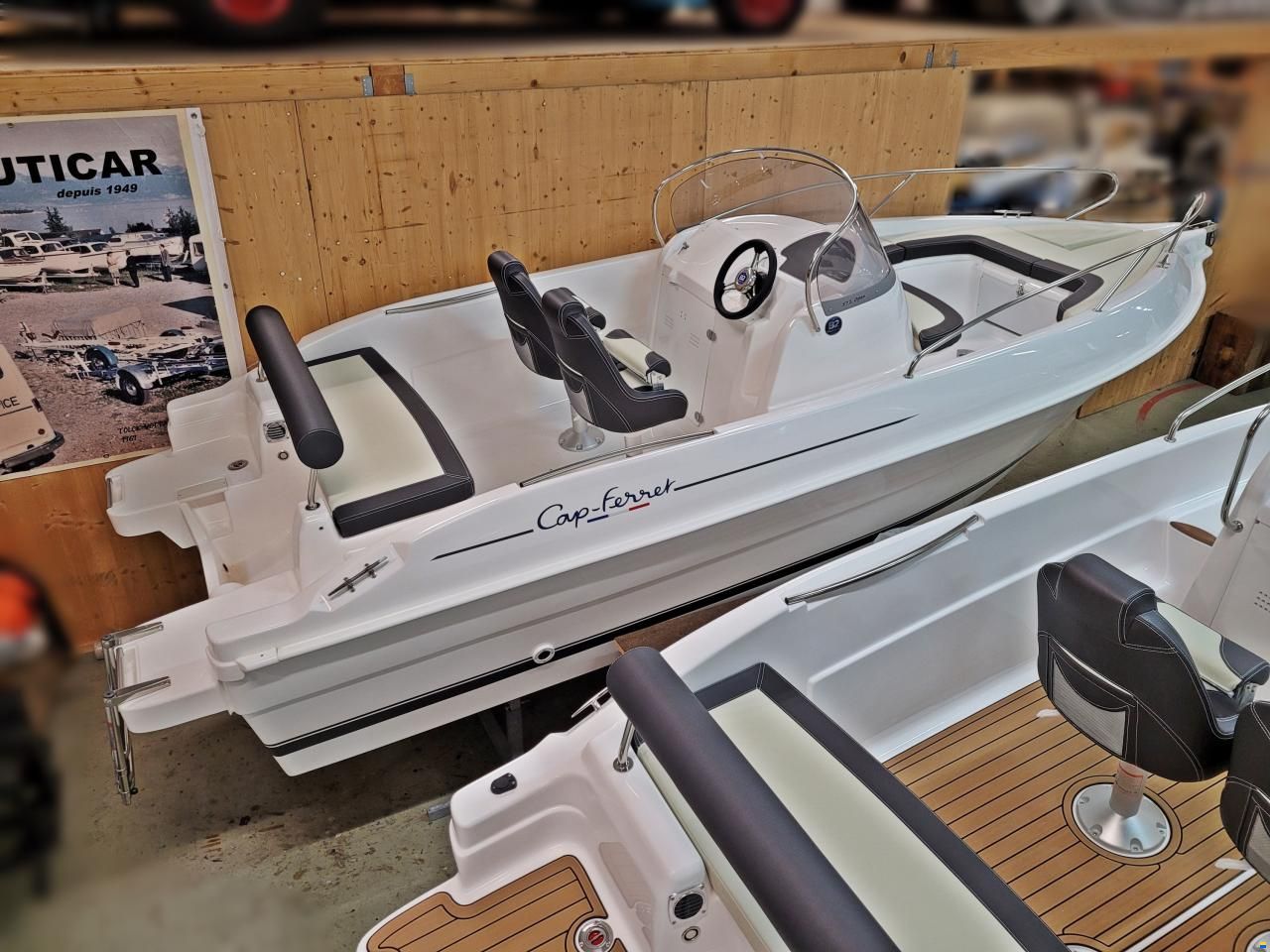 B2 Marine Cap Ferret 572 Open