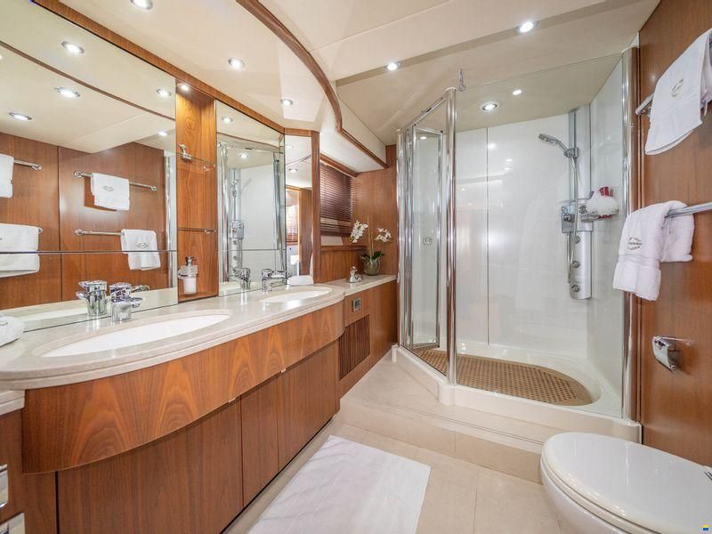 Sunseeker 82 Yacht