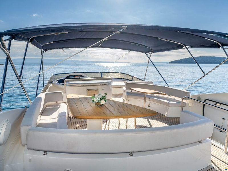 Sunseeker 82 Yacht