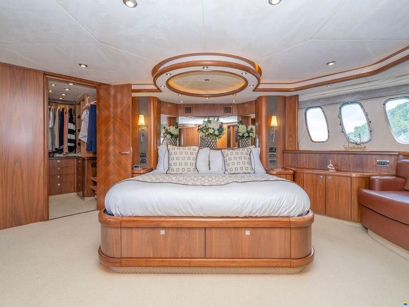 Sunseeker 82 Yacht