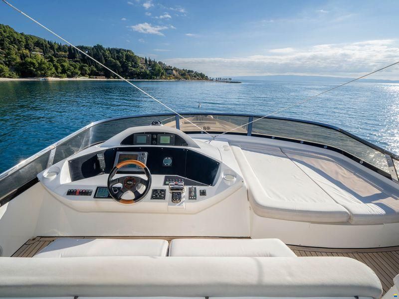 Sunseeker 82 Yacht