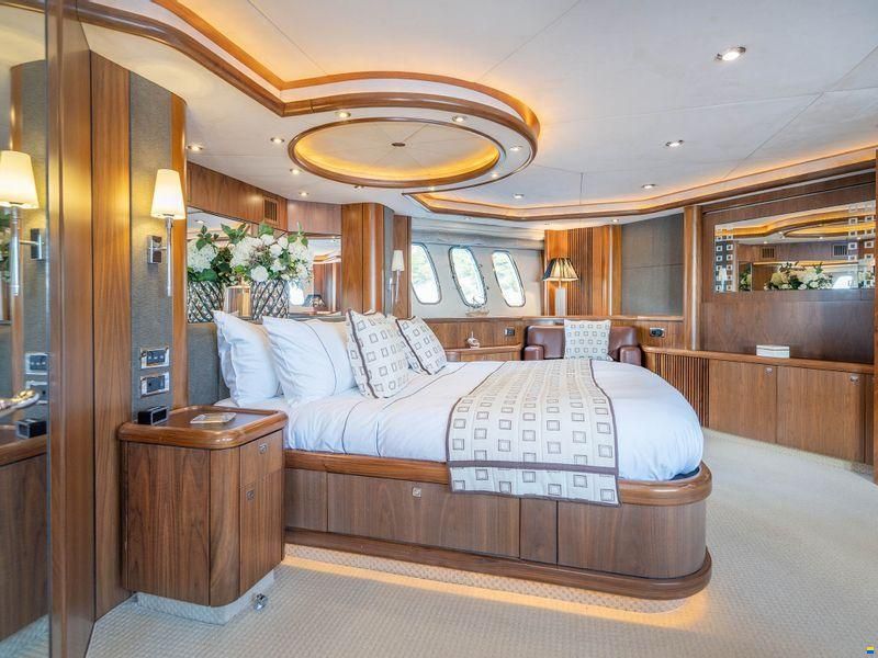 Sunseeker 82 Yacht
