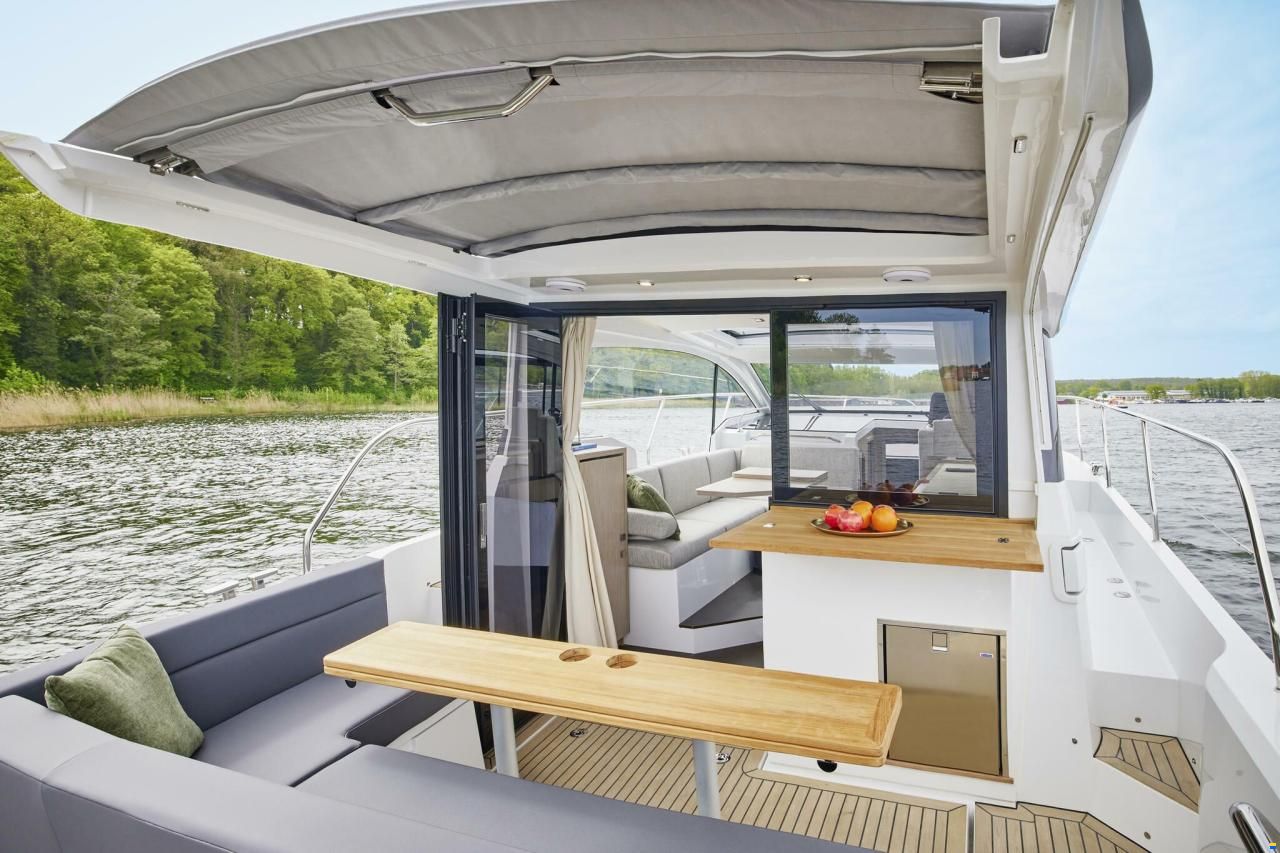Sealine C335