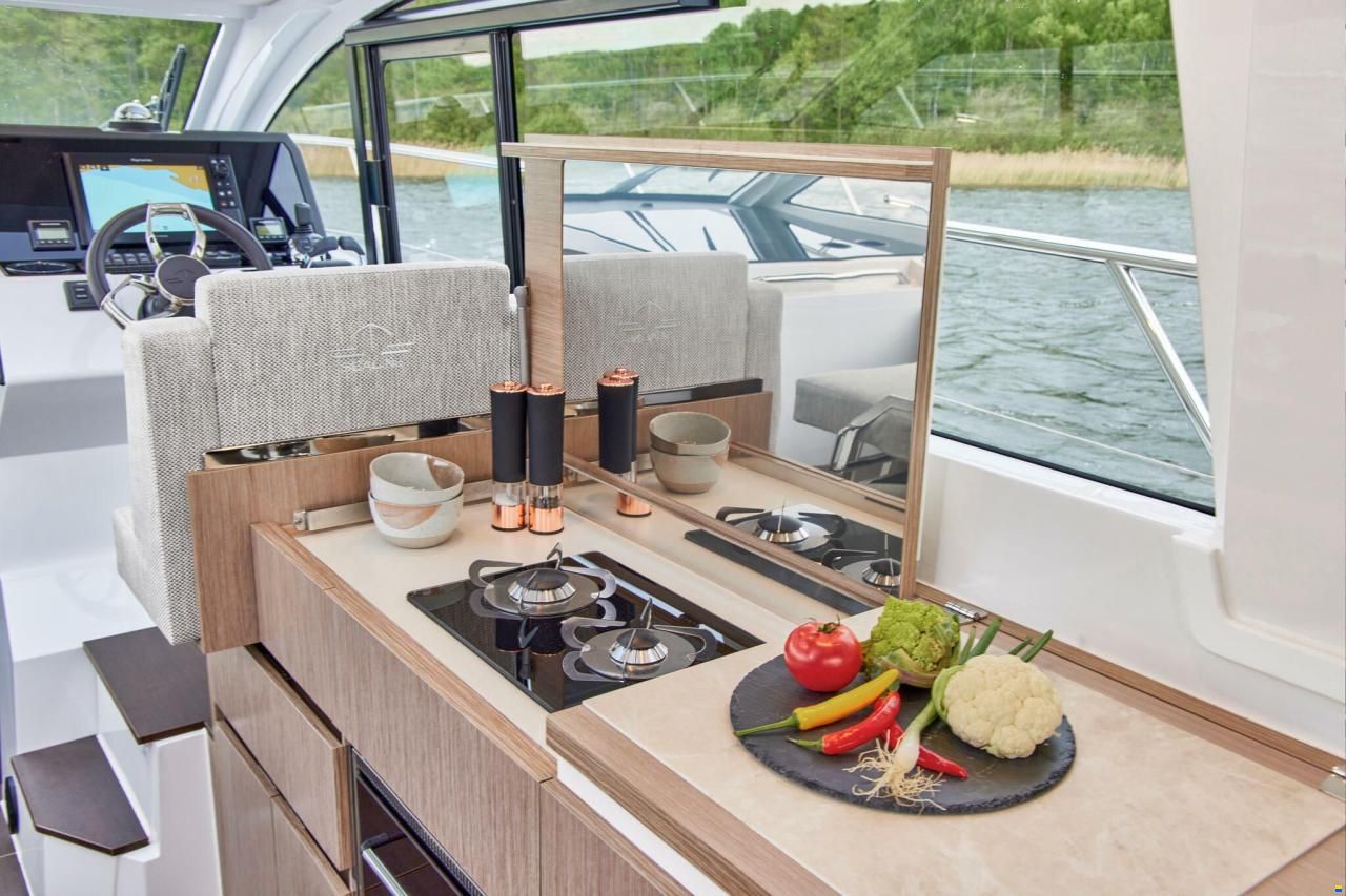 Sealine C335
