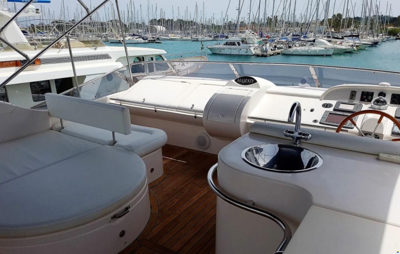 Majesty Yachts Majesty 66 Flybridge