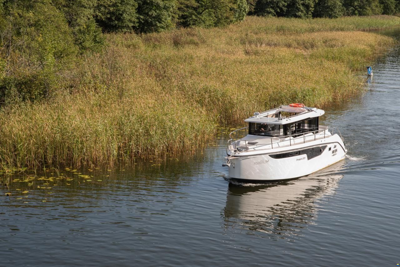 Nikhen Aquasun 34 AftCab "Long Platform"