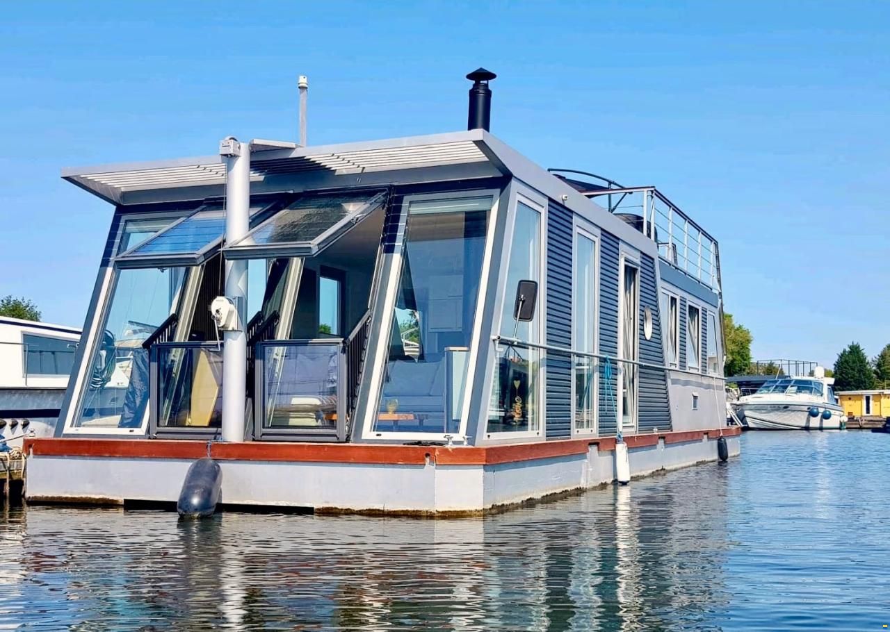 Exklusive 55m&sup2; Wohnung  auf dem Wasser
