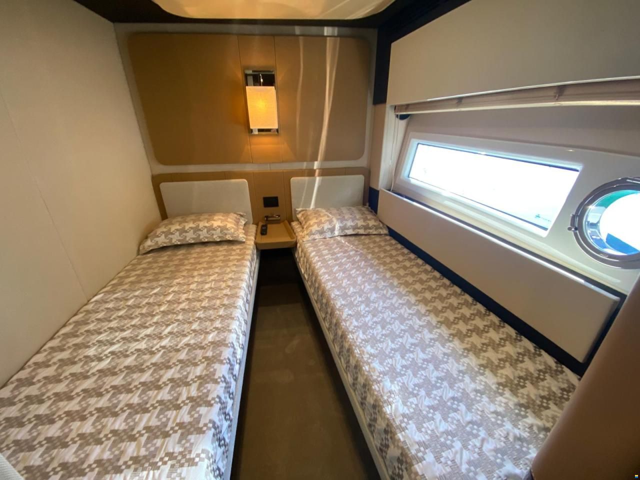 Azimut 77S