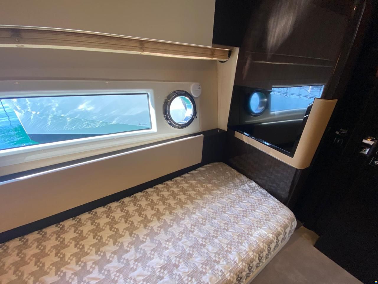 Azimut 77S