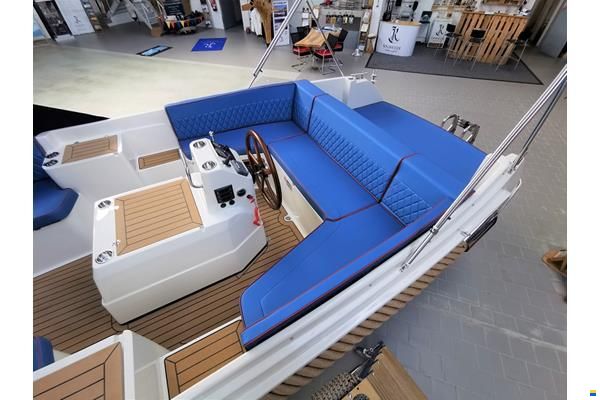 Interboat DE Intender 700 (2022)