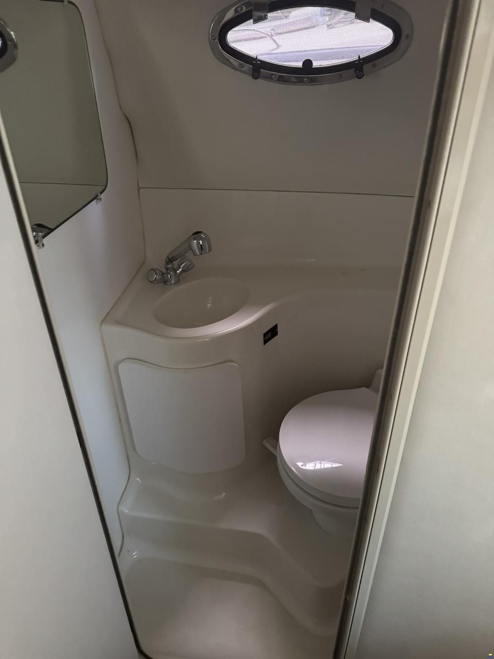 Chris Craft 240 Express Cruiser