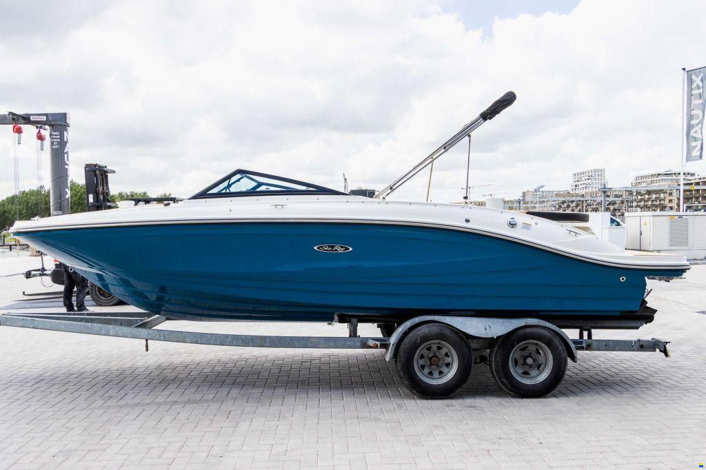 Sea Ray SPX 210