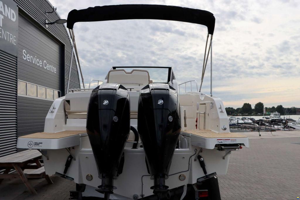 Quicksilver Activ 875 Sundeck
