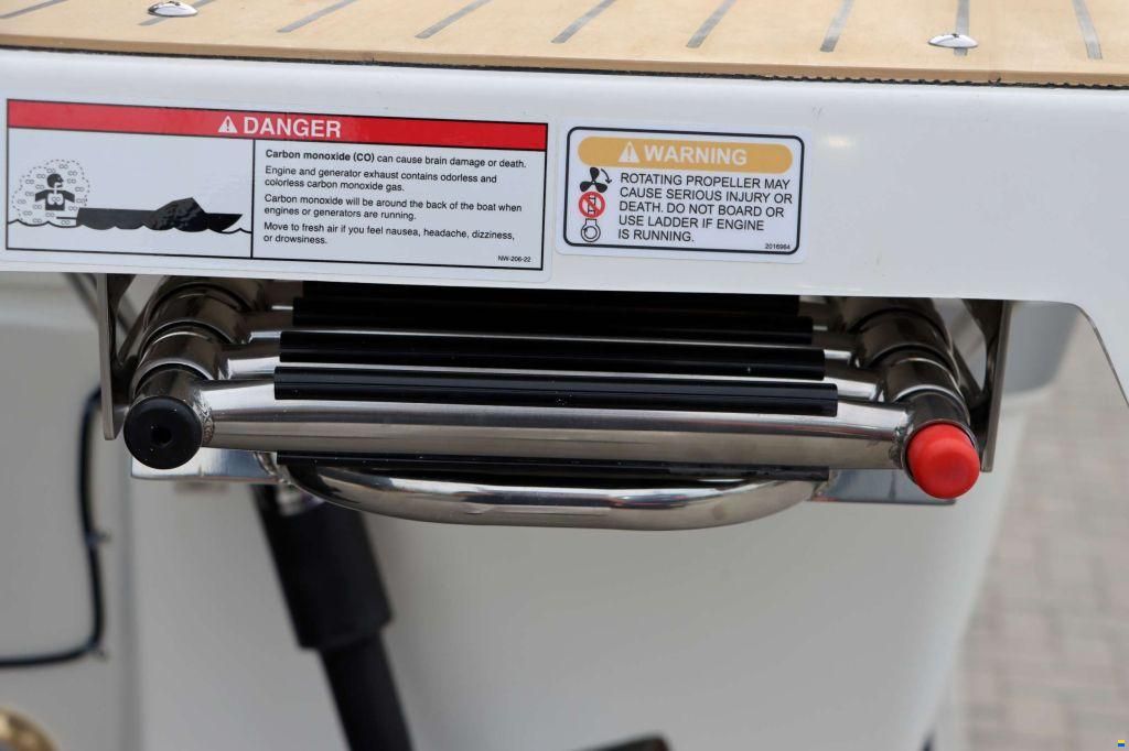 Quicksilver Activ 875 Sundeck