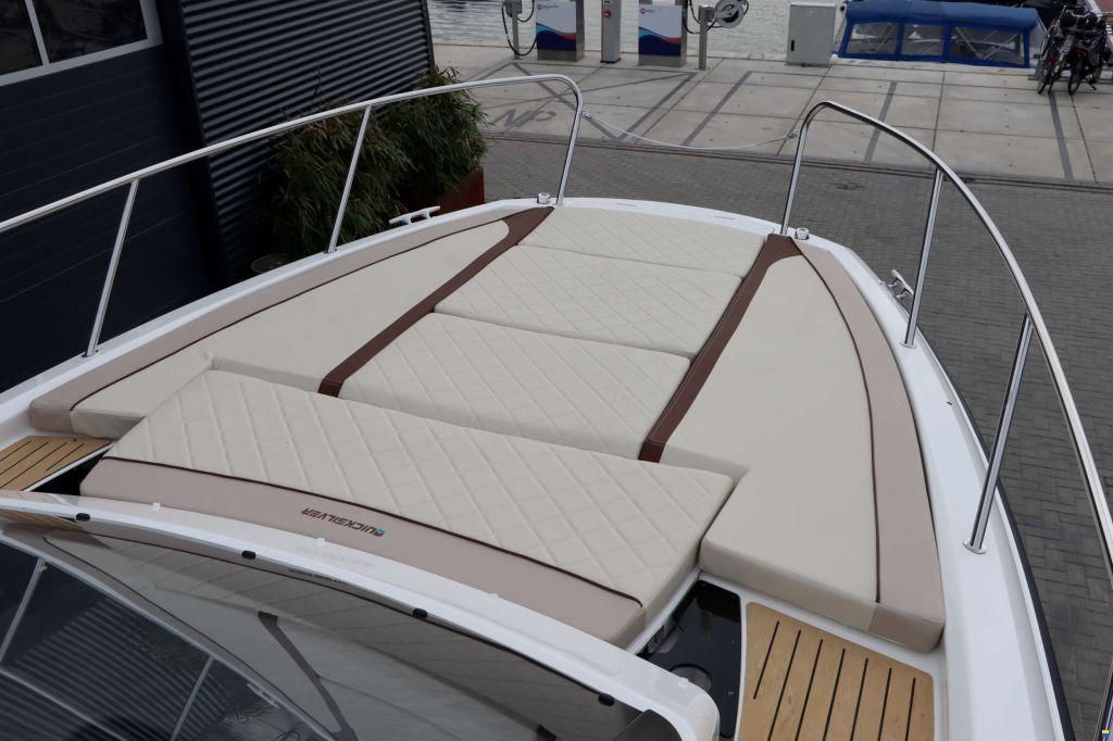 Quicksilver Activ 875 Sundeck
