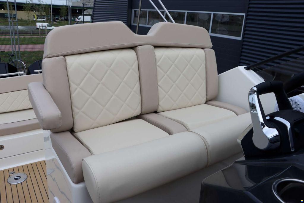 Quicksilver Activ 875 Sundeck