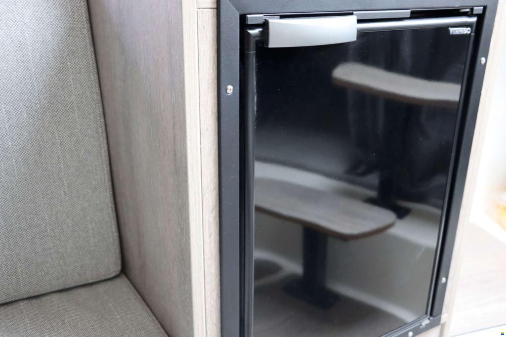 Quicksilver Activ 875 Sundeck