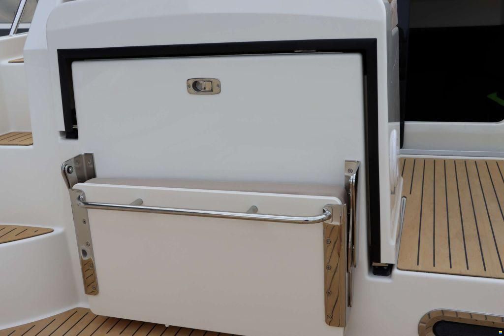 Quicksilver Activ 875 Sundeck
