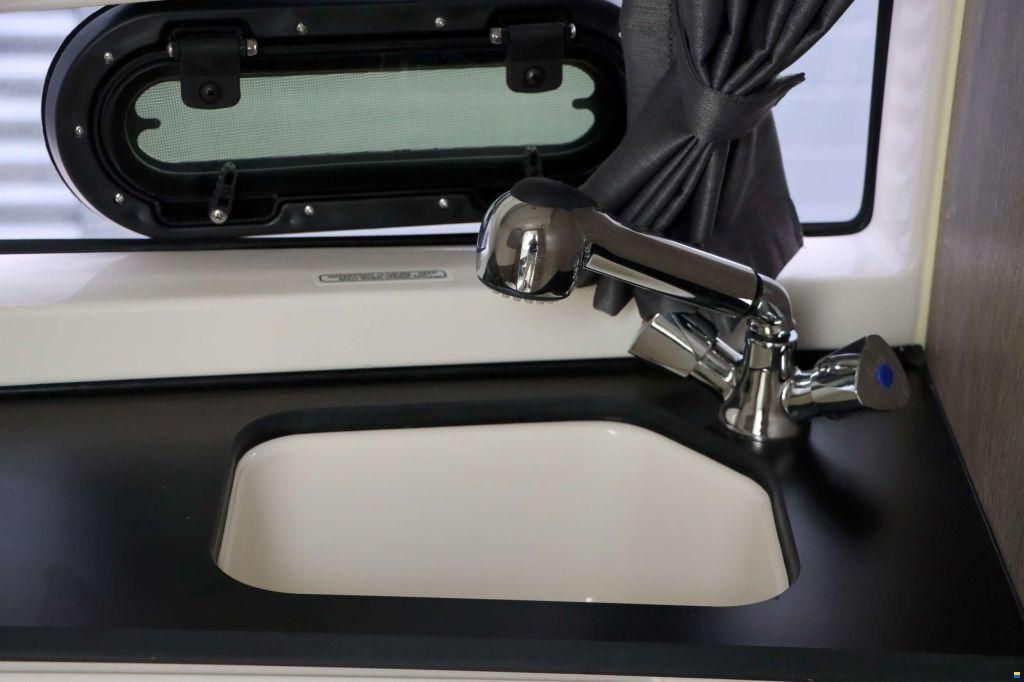 Quicksilver Activ 875 Sundeck