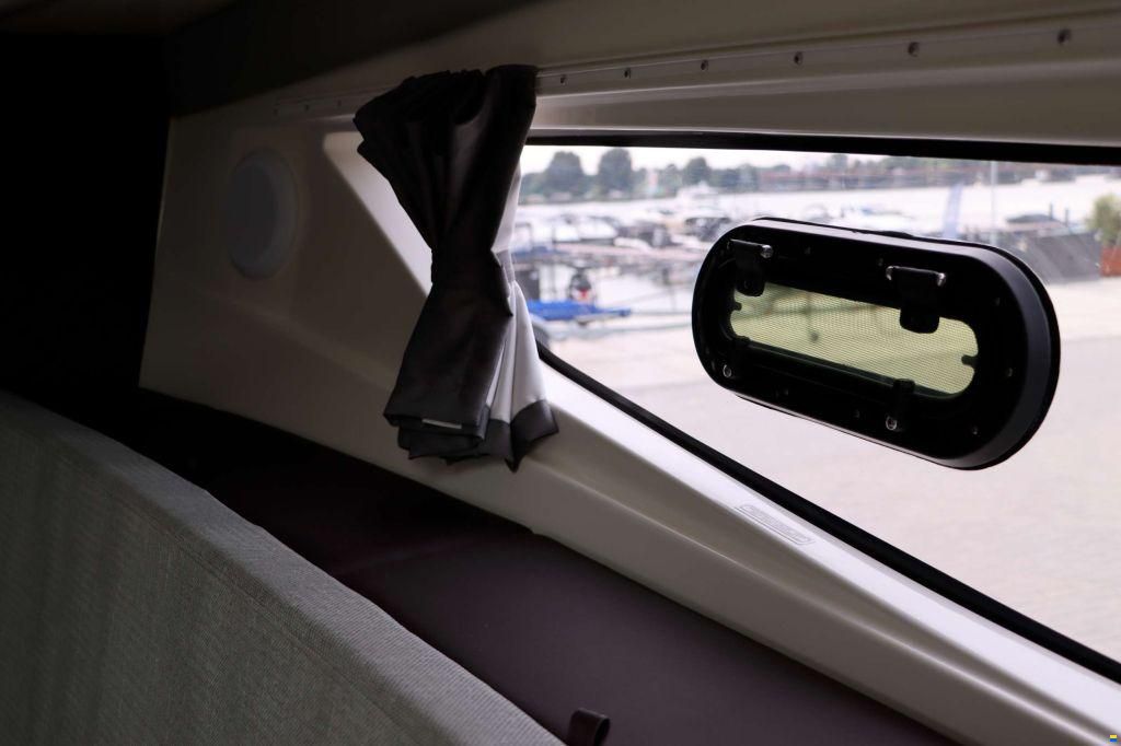 Quicksilver Activ 875 Sundeck