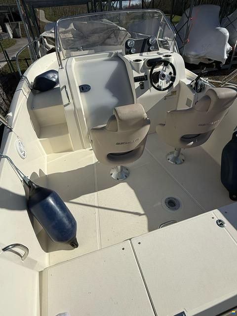 Quicksilver 675 Sundeck