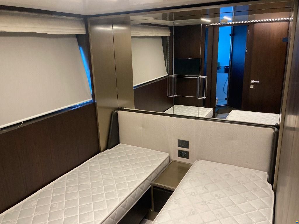Ferretti 850 HT