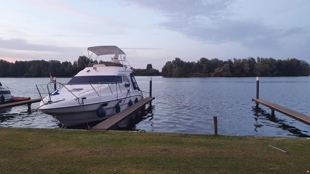 Sealine F330/F33