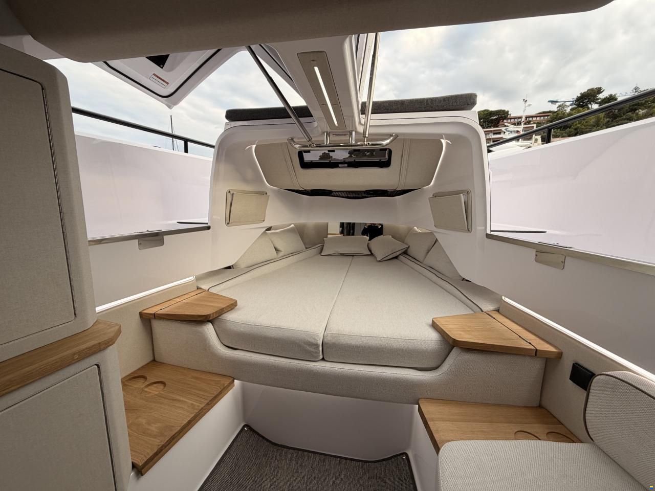 Axopar 37 Cross Cabin