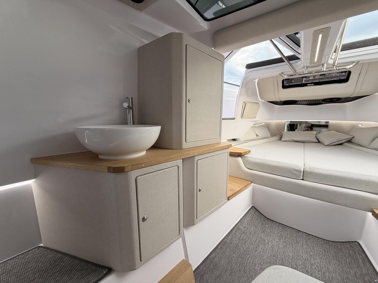 Axopar 37 Cross Cabin