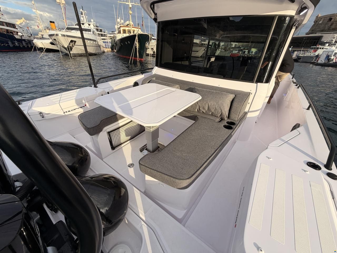 Axopar 37 Cross Cabin