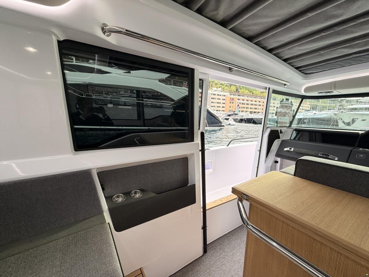 Axopar 37 Cross Cabin