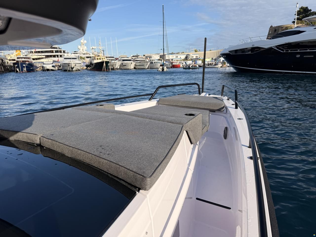 Axopar 37 Cross Cabin