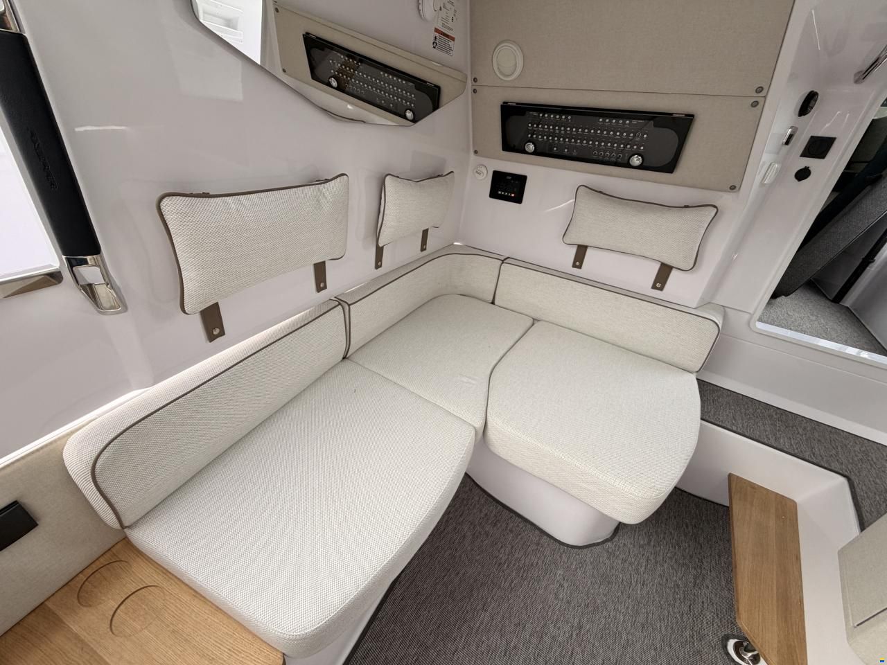 Axopar 37 Cross Cabin