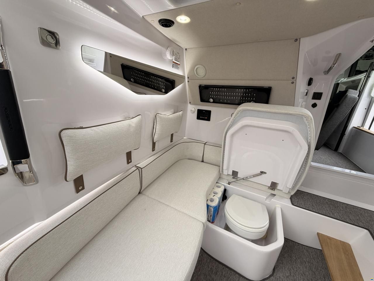 Axopar 37 Cross Cabin