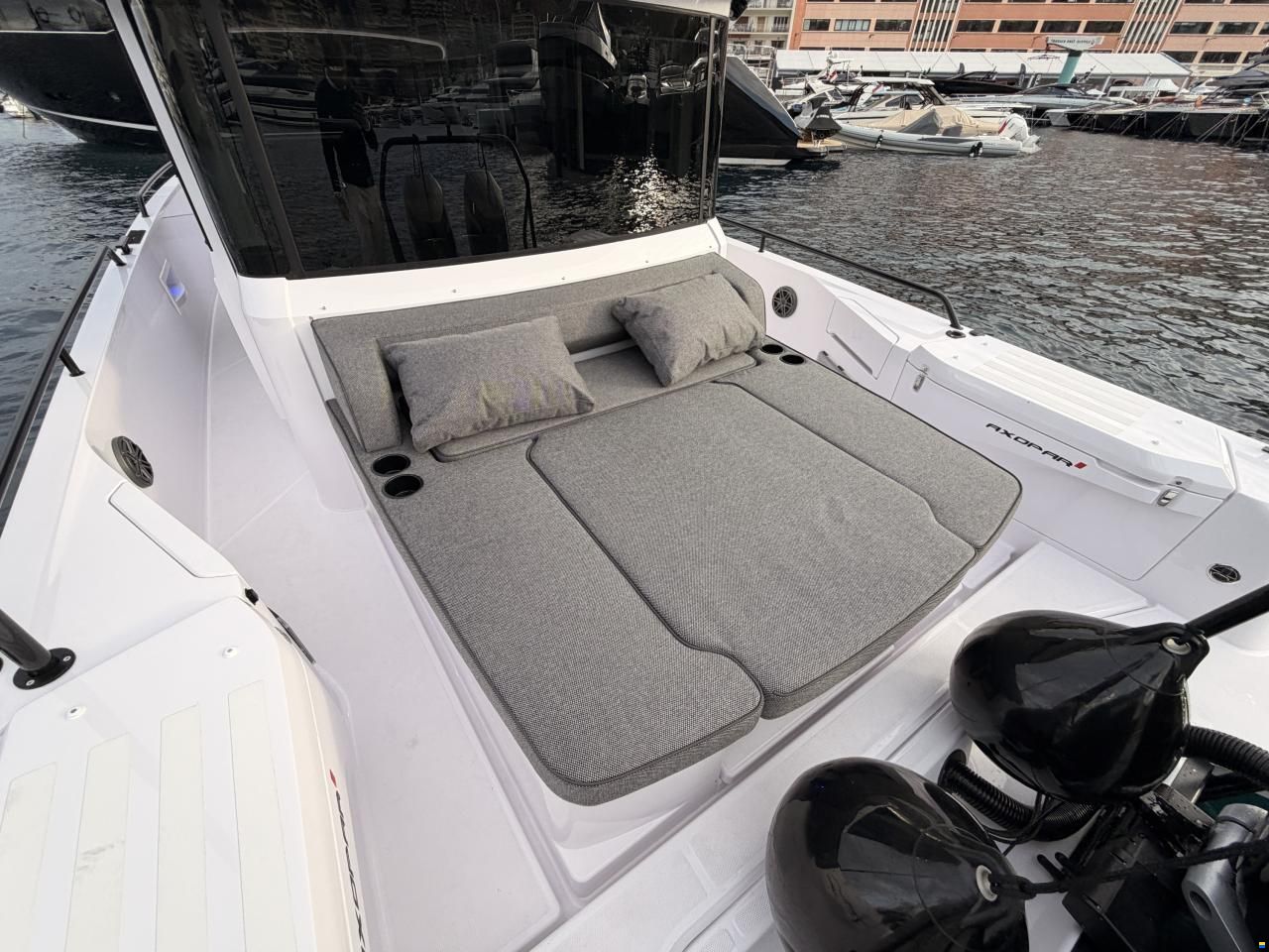 Axopar 37 Cross Cabin