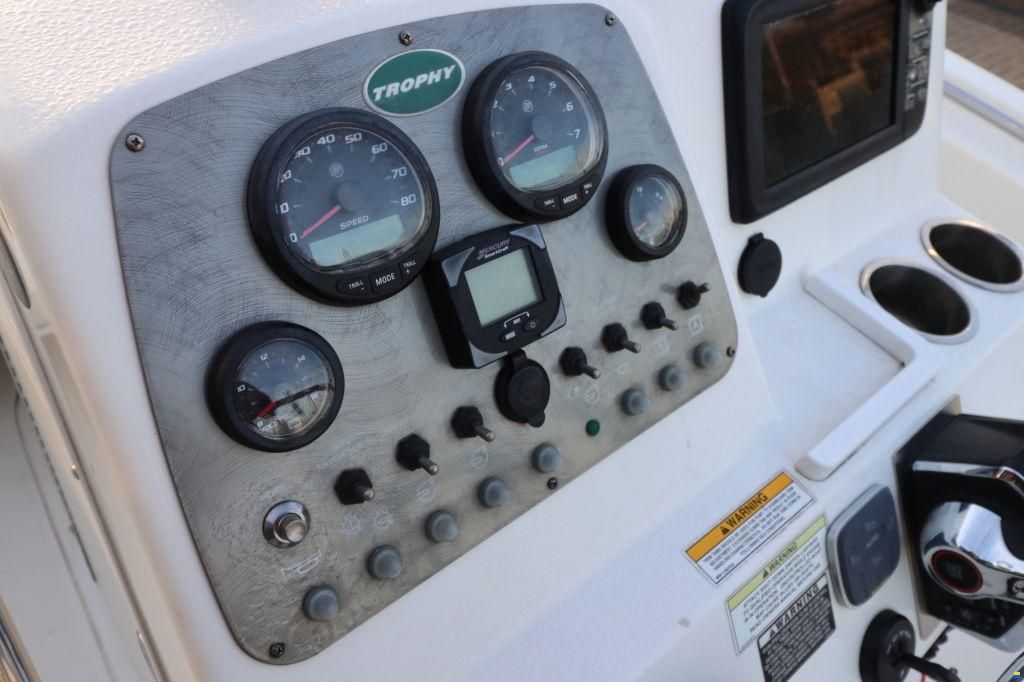 Trophy 2203 Center Console