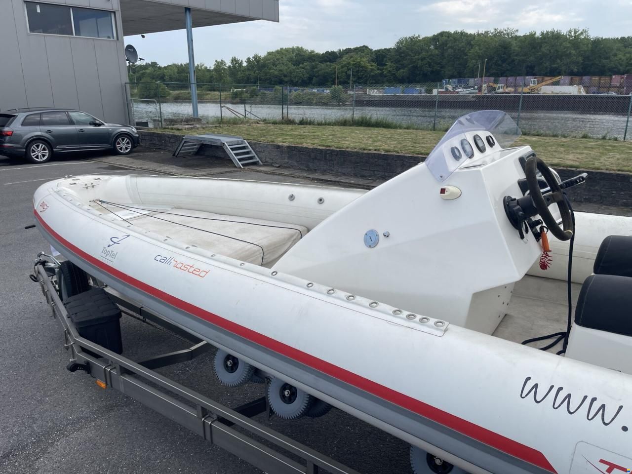 Technohull Seadrug 688