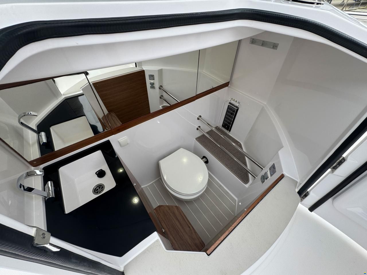Axopar 28 Cabin