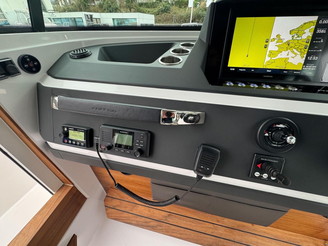 Axopar 28 Cabin