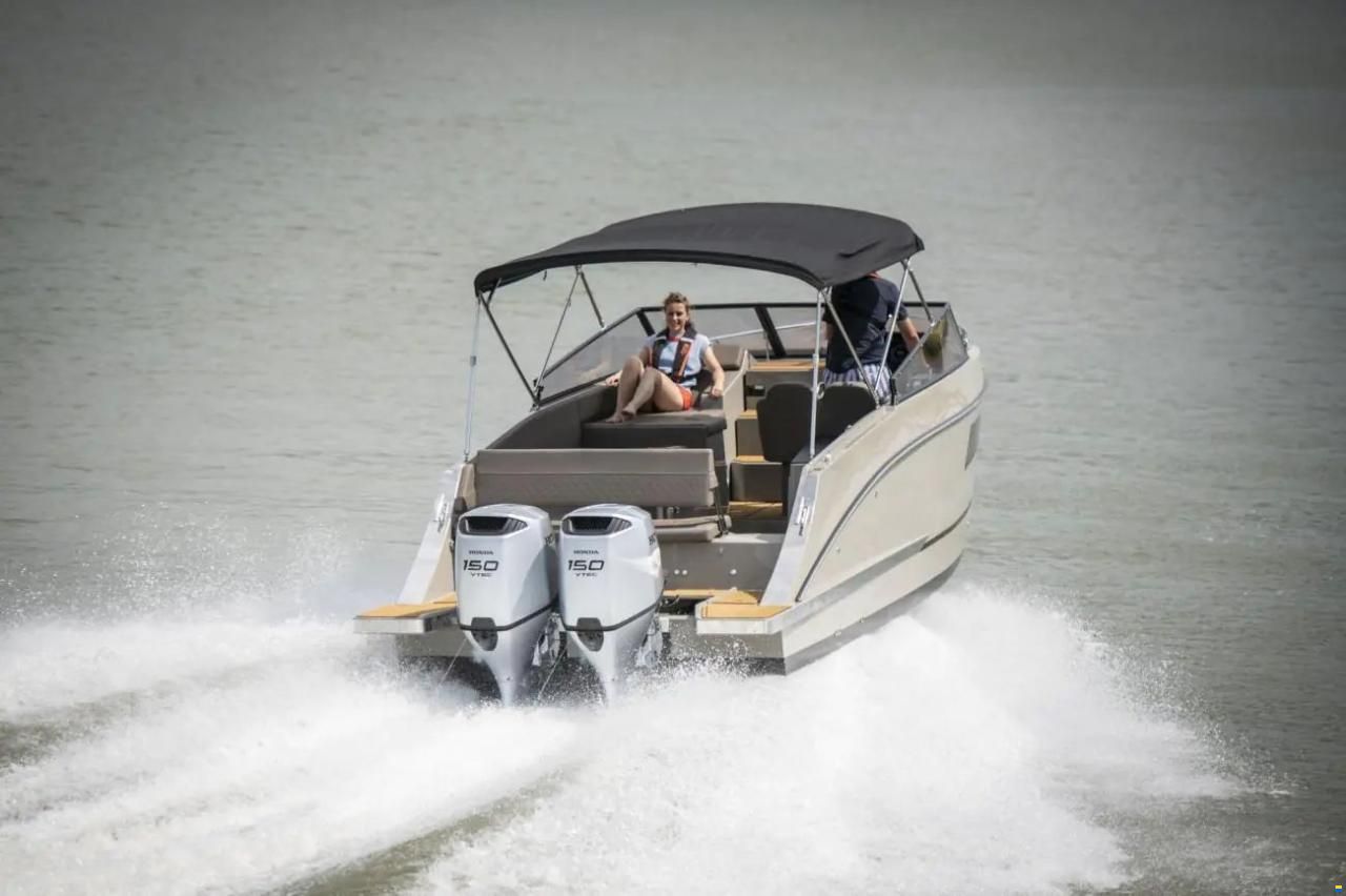 Maxima 800 Cabin