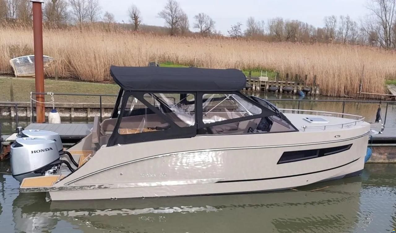 Maxima 800 Cabin