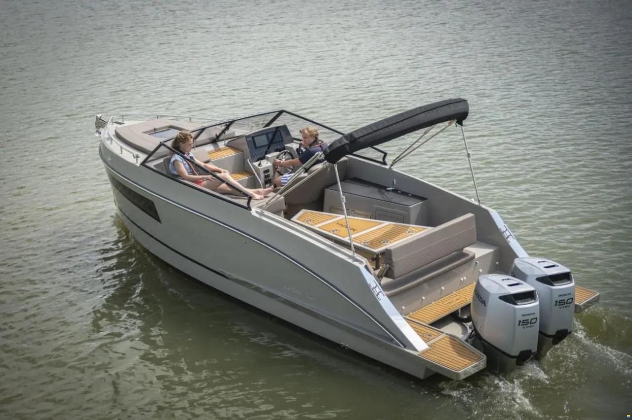 Maxima 800 Cabin