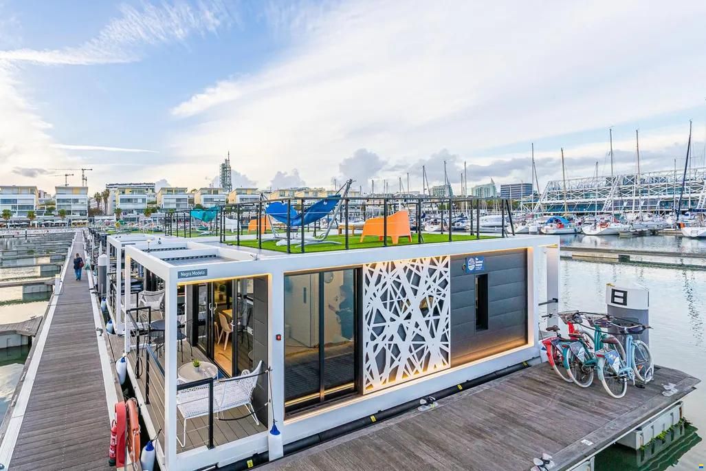 La Mare Modern 10 Houseboat